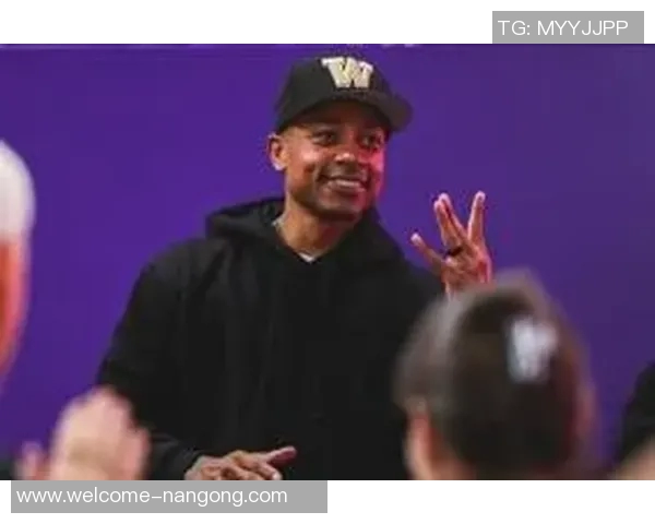 小托马斯重返母校华盛顿大学观看比赛社交媒体热情欢迎他回归 小托马斯重返母校华盛顿大学观看比赛社交媒体热情欢迎他回归